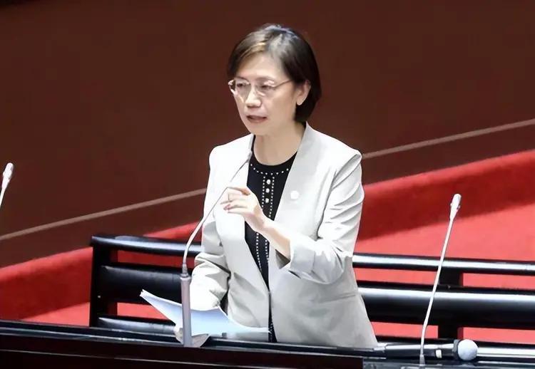 风波再发酵！翁晓玲公开表态，到底该枪口对内还是对外？韩国瑜当众