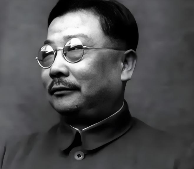 1943年，背负血债的中统大特务缪庄林潜回延安，跪在李克农的窑洞外自首。警卫员