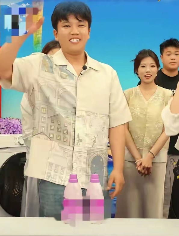 解清帅直播间现在彻底凉凉！嗓子喊哑在线人数都破不了万！当初阳光大男孩人设早崩了，