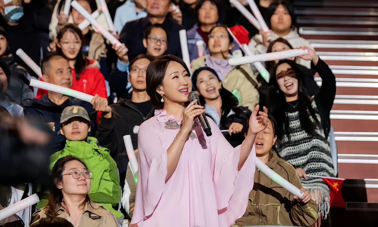 杨钰莹啊杨钰莹！要不你就别唱歌了吧？登台一开口，那股清甜劲儿直接穿透屏幕，《