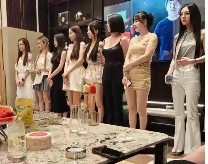 朋友所在的公司这周声势浩大地开展了年终述职，不过述职对象并非部门经理和总监，而是