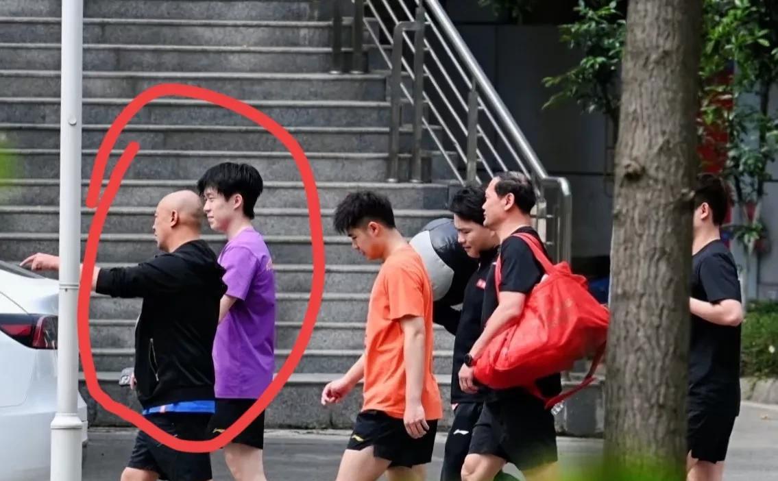 真的毫无悬念国乒世乒赛封训期间，一直跟在王楚钦旁边的教练不是男队主教练王皓，而