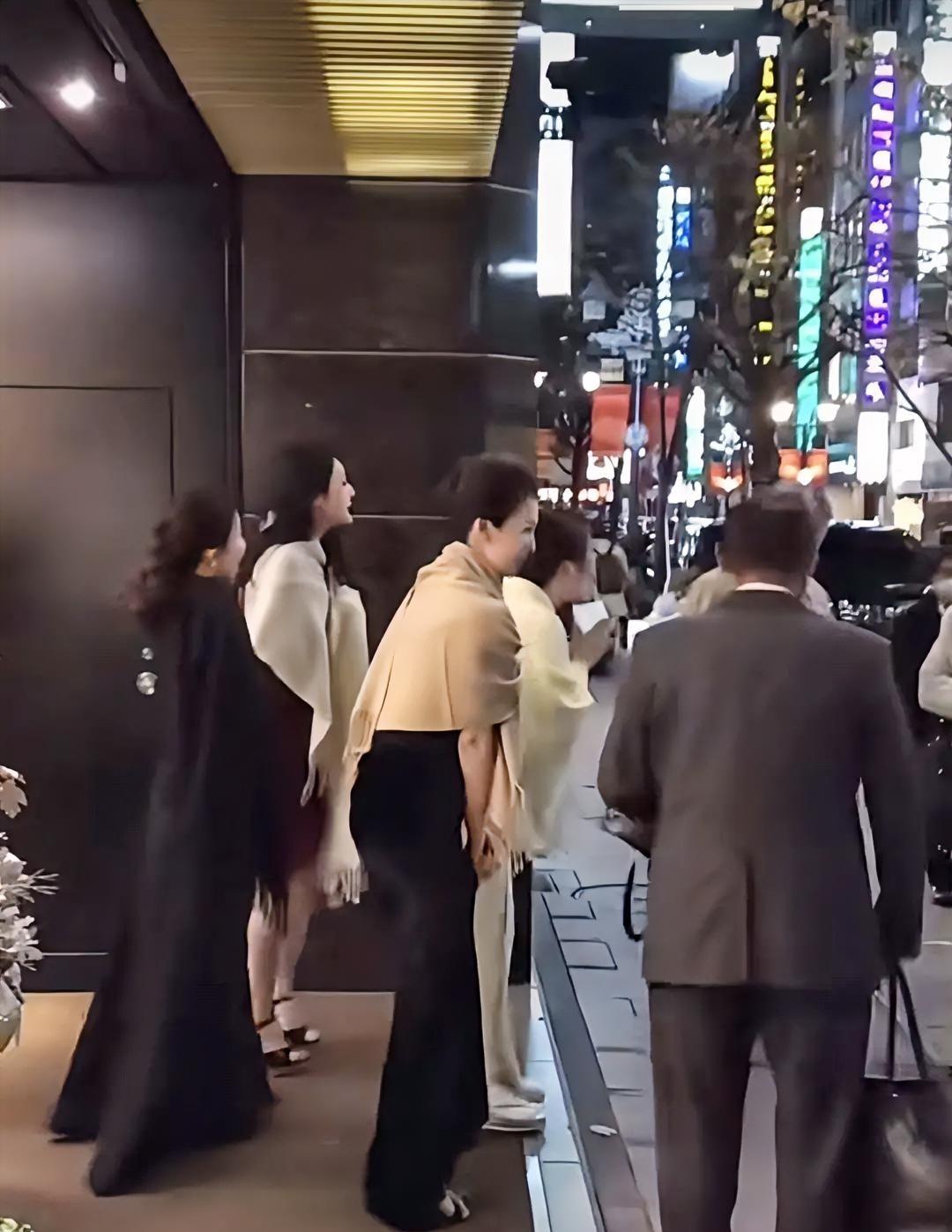 日本吧女出门送客的样子。