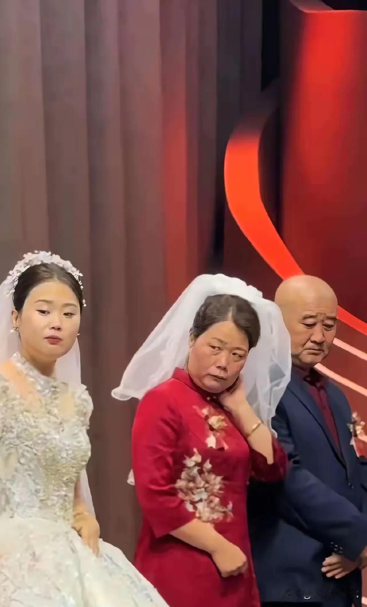 看到一位网友说：王心怡的妈妈歪着脸摸着脖子，斜着眼睛看，是不是在想我的亲家公怎么