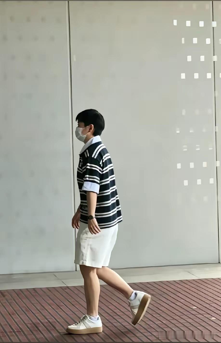 全网最懵的人，估计就是孙颖莎了。​她自己可能都没意识到，就因为她只是一身穿搭