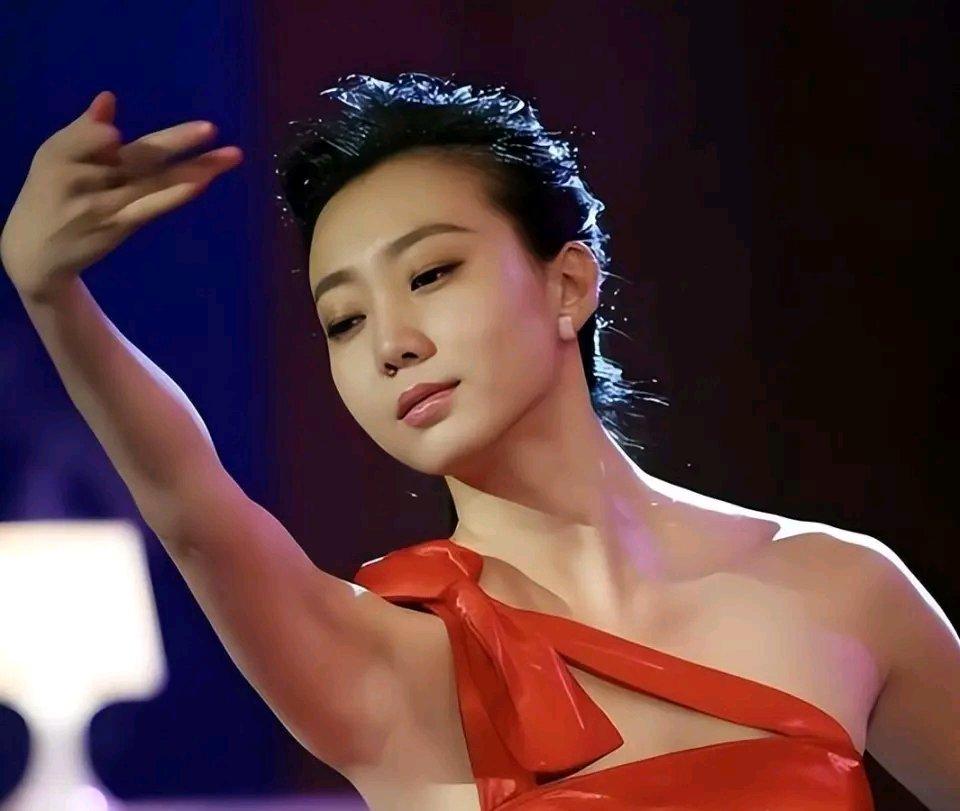 人生真是充满戏剧性！就说马艳丽，曾经惨遭婚内出轨。1974年她从农村女孩起步，1
