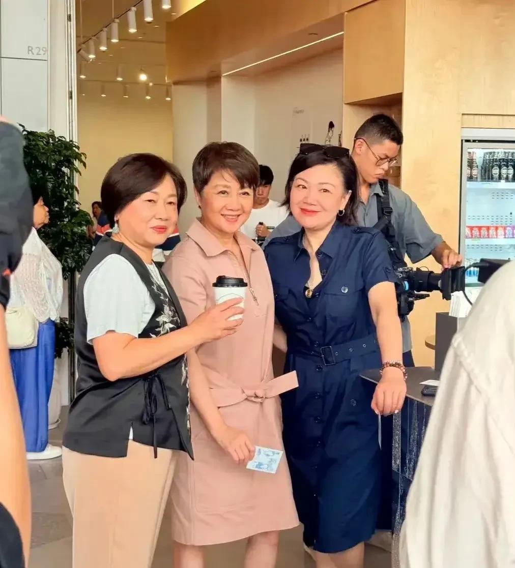 四太梁安琪最近在澳门一家咖啡厅被拍到啦！穿了条连衣裙，一头棕色短发看着特精神。说