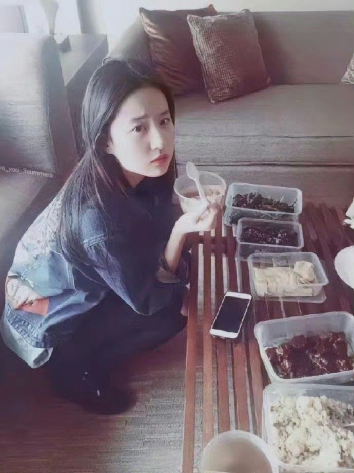 终于知道女明星为什么喜欢蹲着吃饭了