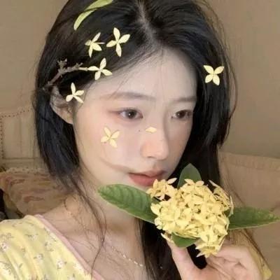 🌸花海中的精灵🌸自然之美，你是我眼中的风景花海少女照梦幻粉色的花海