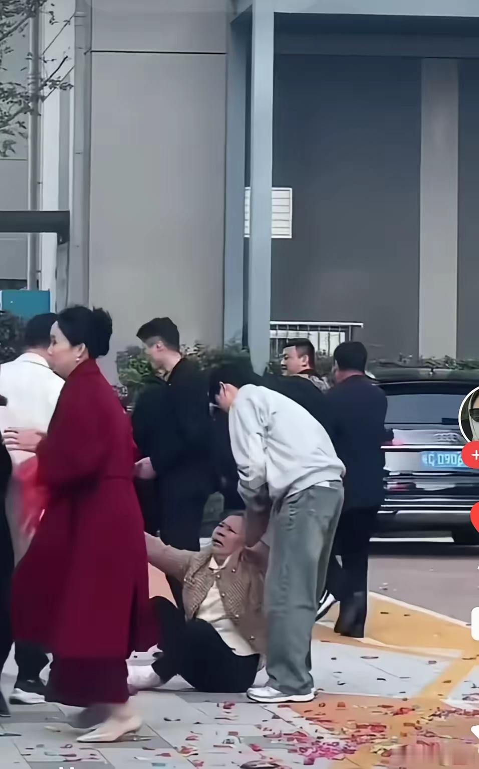 这不能不引起公愤。欠人400多万,还给儿子结婚买车买房,自己打扮的皇后似