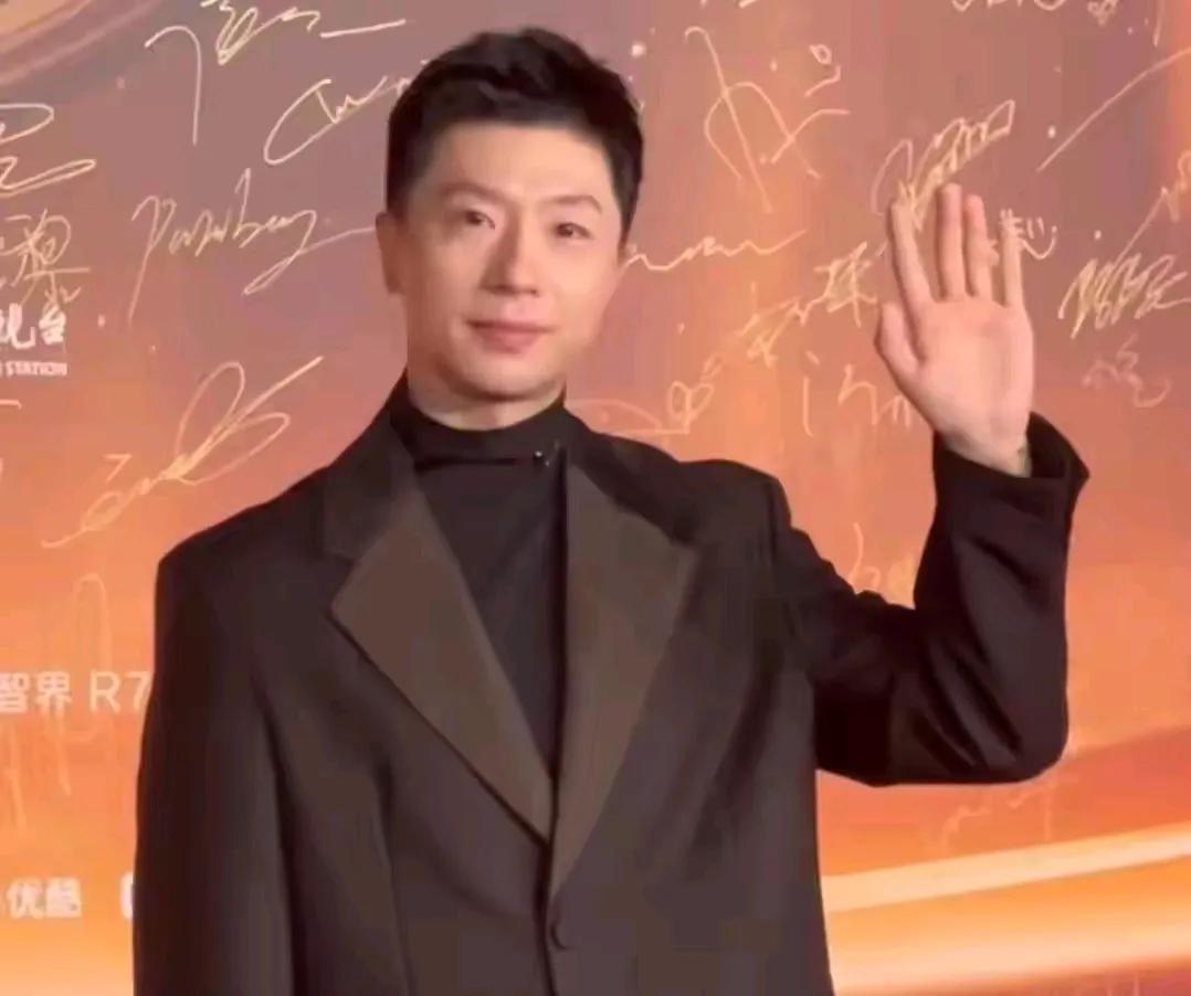 孙颖莎:龙队你好！马龙:莎莎！咱们是队友，经常见，这么客气！孙颖莎马副