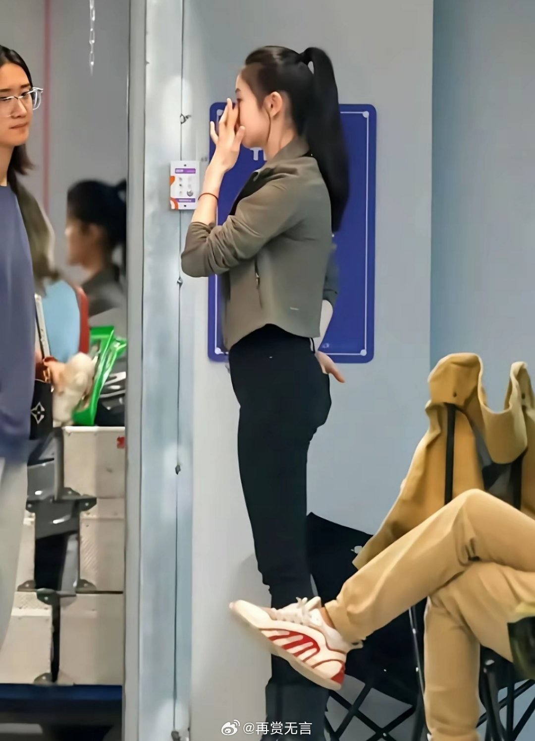 刘浩存用自己证明：修身裤比宽松裤好看太多。