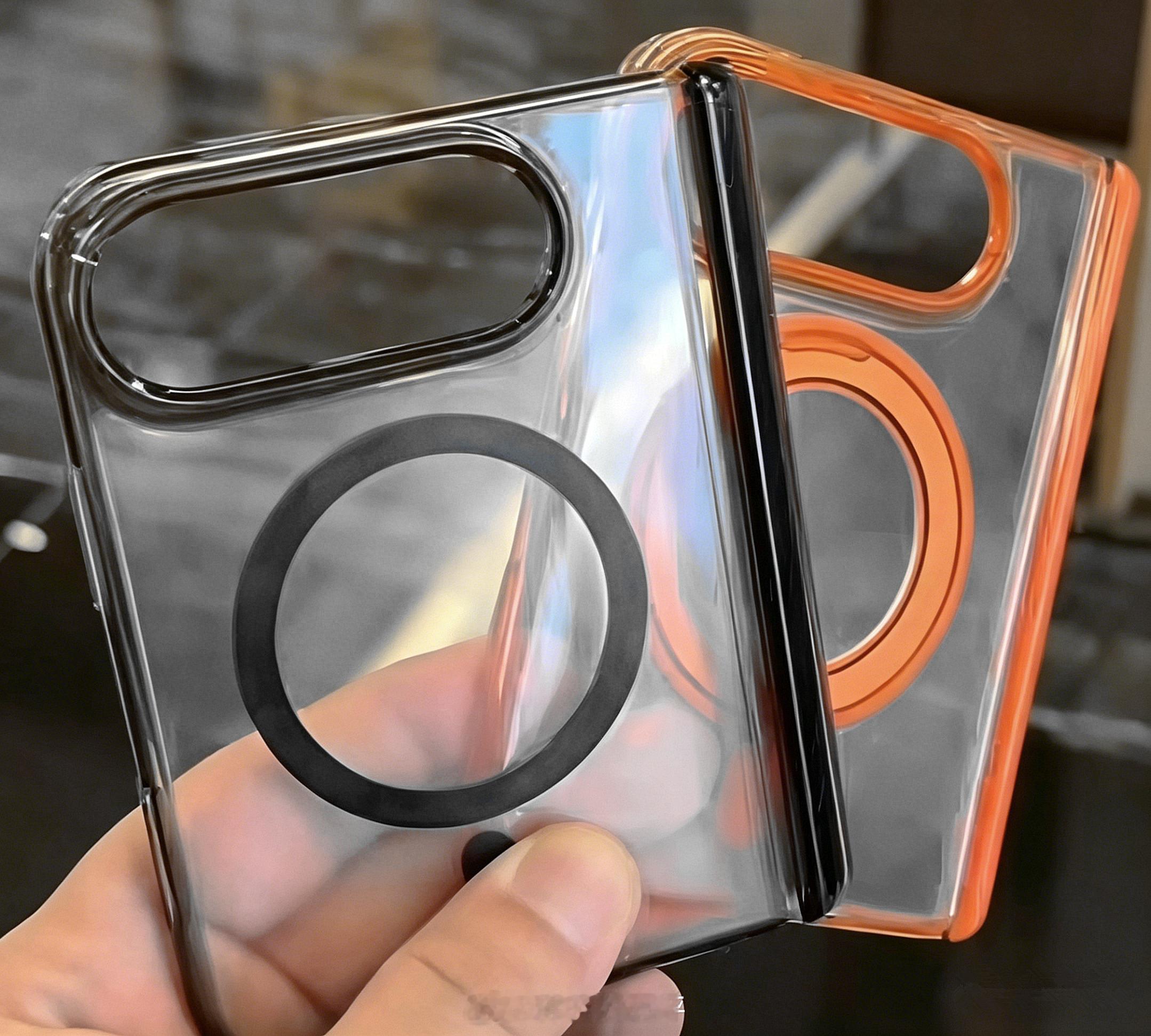 折叠iPhone手机壳曝光继续根据图纸还原的多组机模之后，近日又有网友曝光了疑