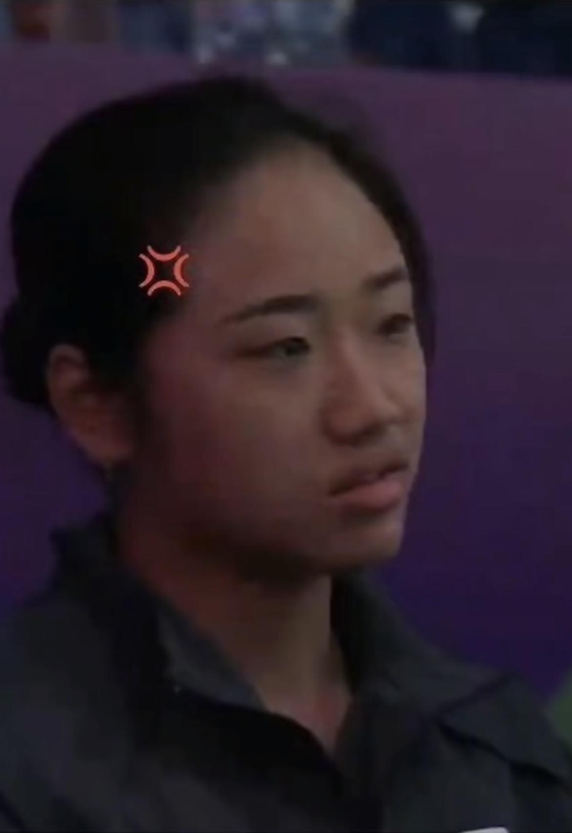 刚打完女单，为韩国拿下关键一分扳平之后，安洗莹转眼就看到男单石宇奇爆锤全奕陈，她