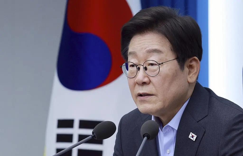 快讯！韩国又跪了！要警惕李在明出卖东大！对李在明别抱幻想，要卡住韩国稀土。是继日