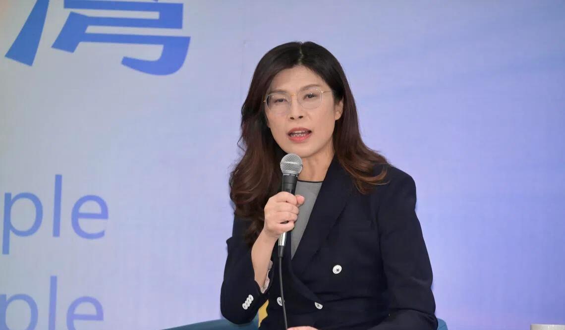 国民党即将率团赴京，官宣同一天，郑丽文改口直呼“大陆”，信号不一般吹了许久风