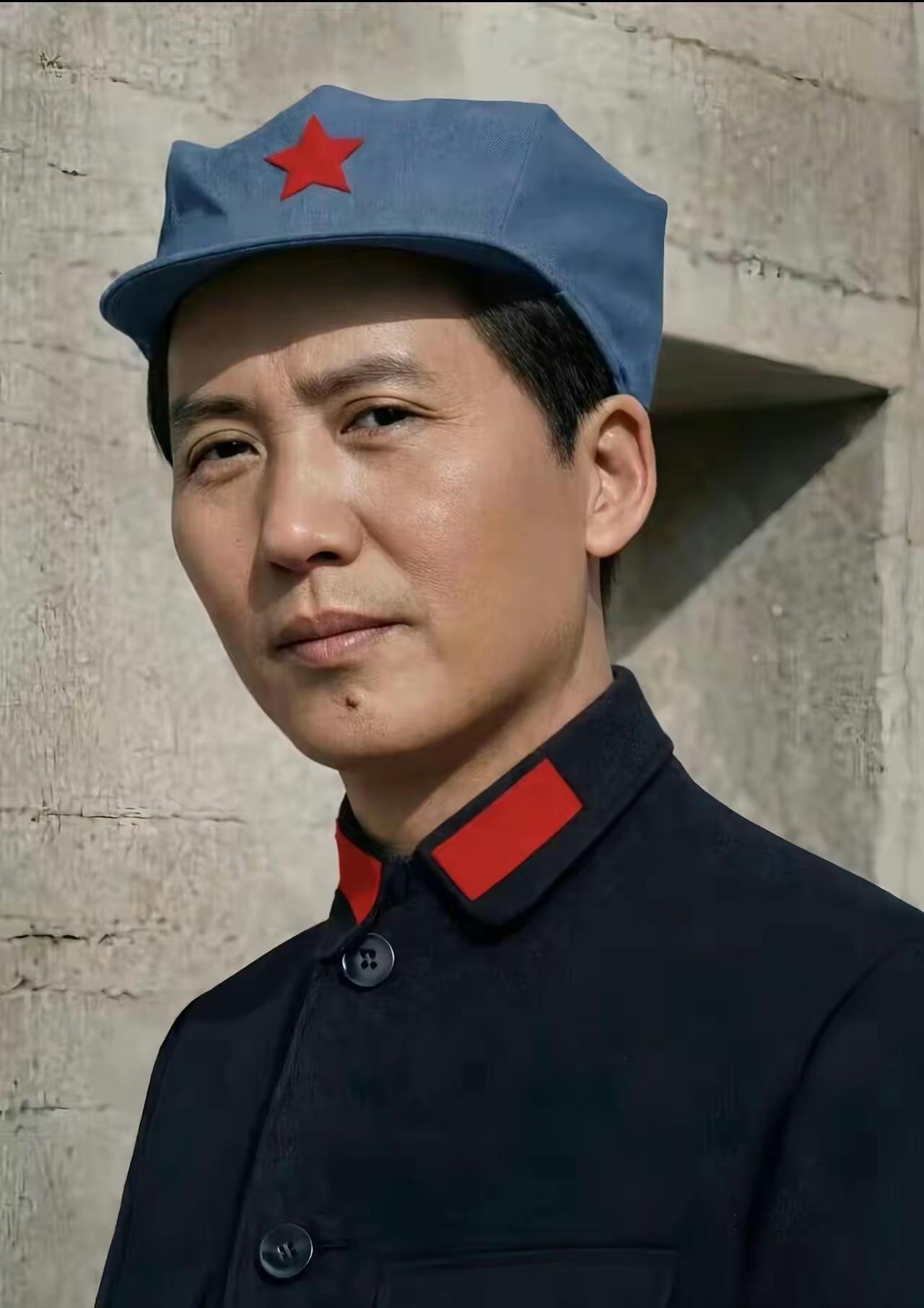 把长征中的毛主席与饰演长征中毛主席的演员于和伟对比一下，我们会发现各方面的差距不