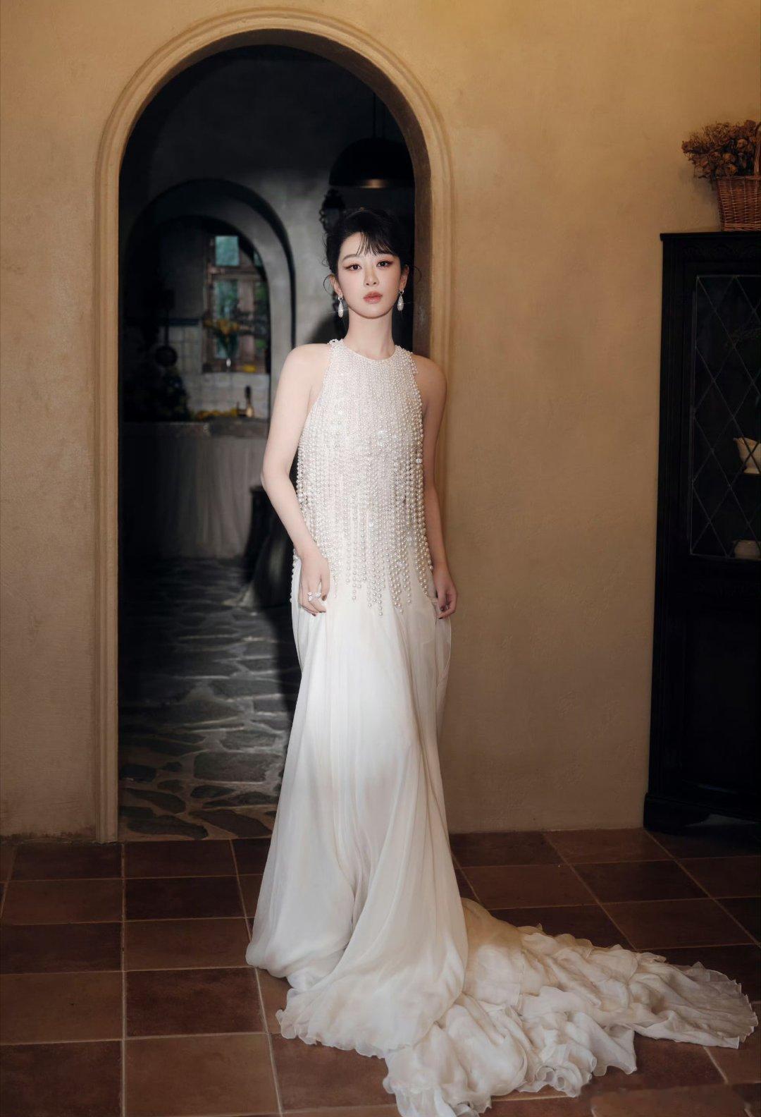 杨紫身穿GeorgesHobeika2023春夏高定搭配宝诗龙珠宝、Rene