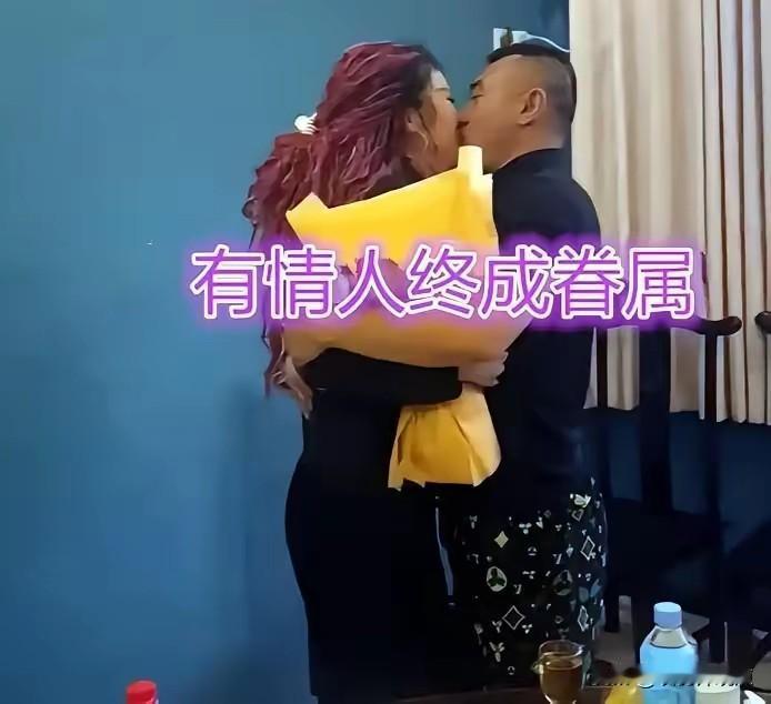 2026年5月9日，一段46岁大叔在KTV向初恋女友下跪求婚的视频刷屏。初恋现为