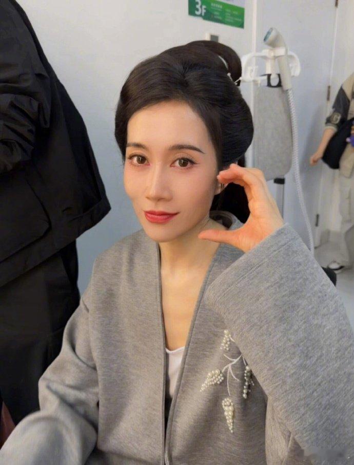 温峥嵘下班也一直在哭着饭撒被大家好好爱着的人，连难过都带着温柔，难怪她身上总有种