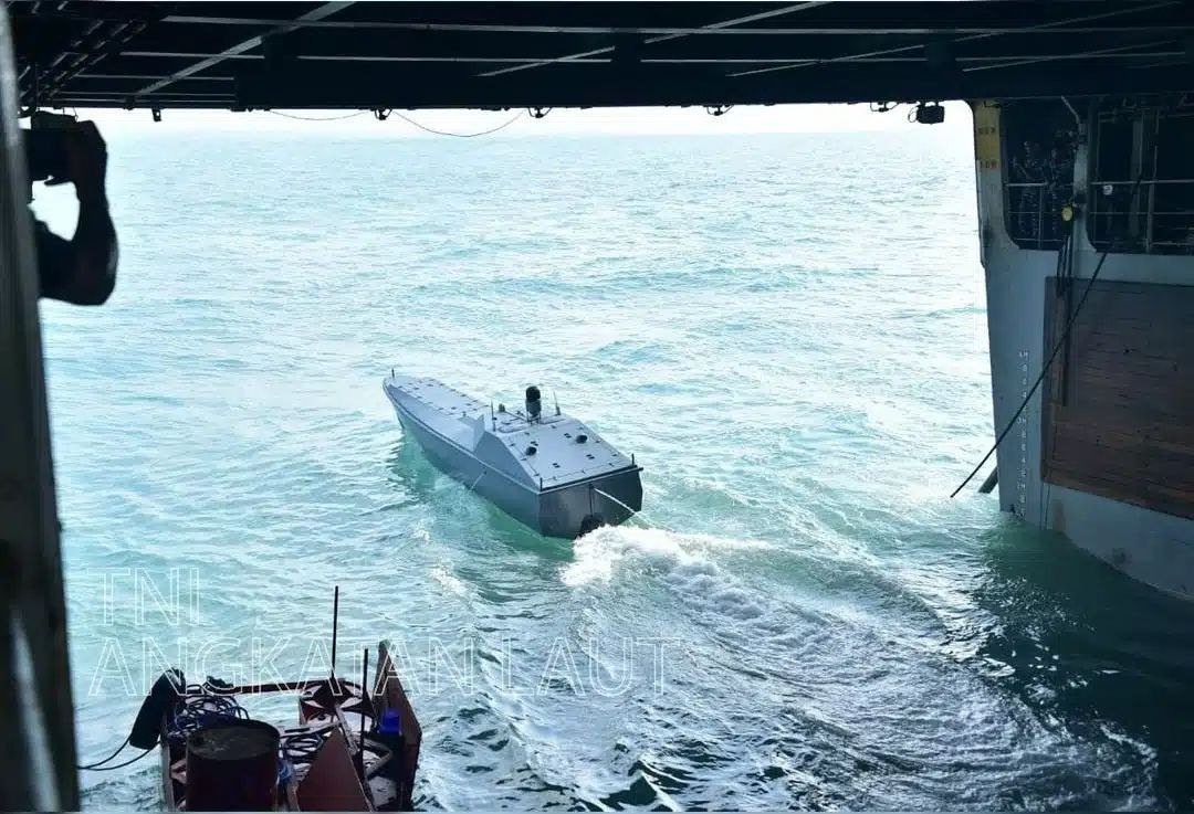 🇮🇩印度尼西亚推出首款国产海上自爆无人艇，并对新型打击系统进行全面测试热
