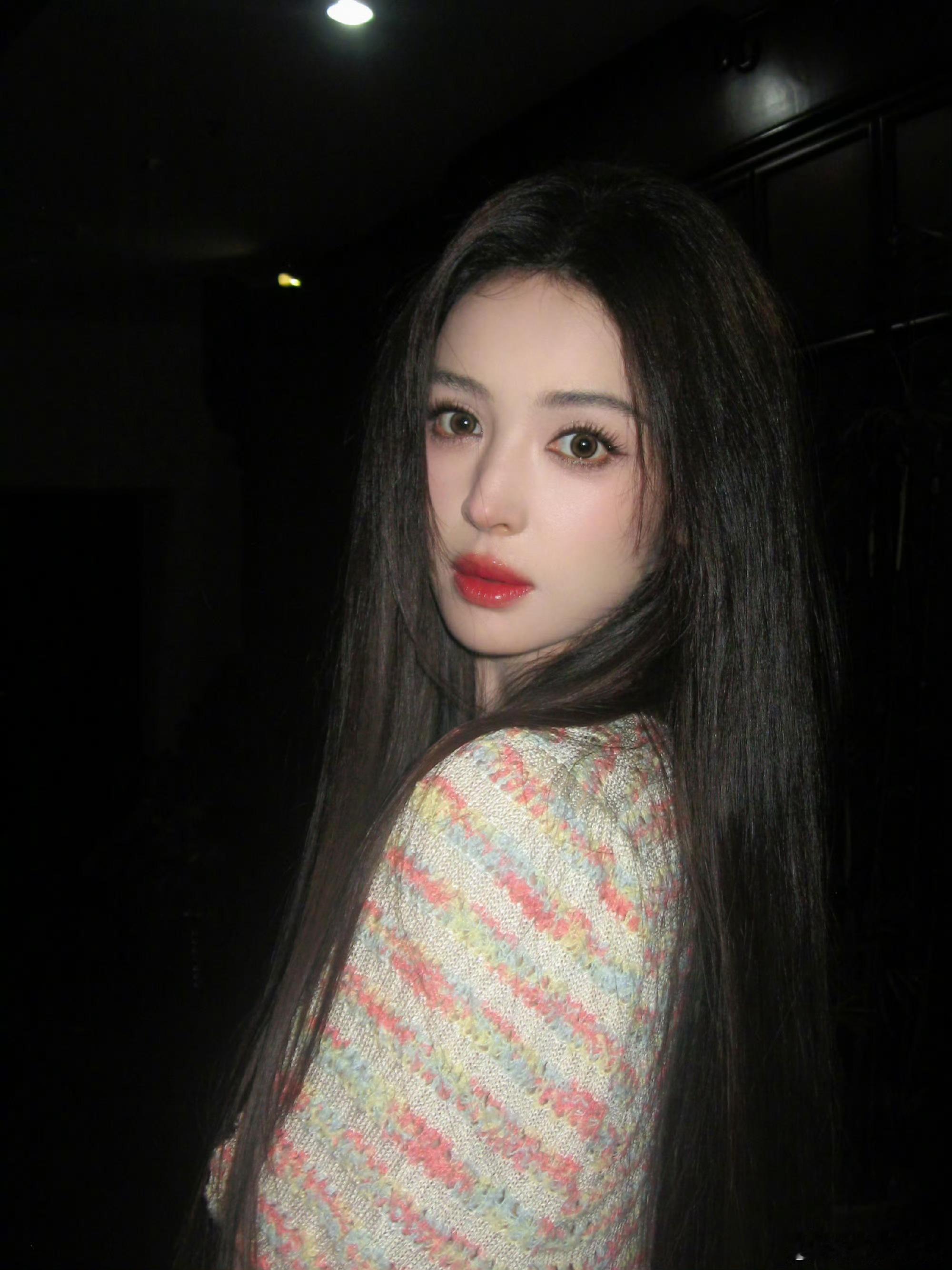 娜扎红唇黑长直娜扎这组521暗夜红唇自拍可太明艳啦！CCD复古千禧氛围感拉满