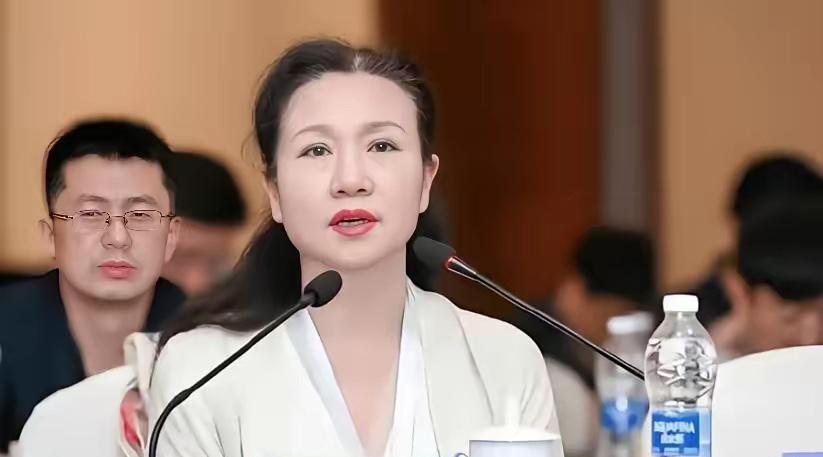 贵州大数据发展管理局原局长景亚萍落马前和落马后的照片对比，感觉了老了二十岁都不止