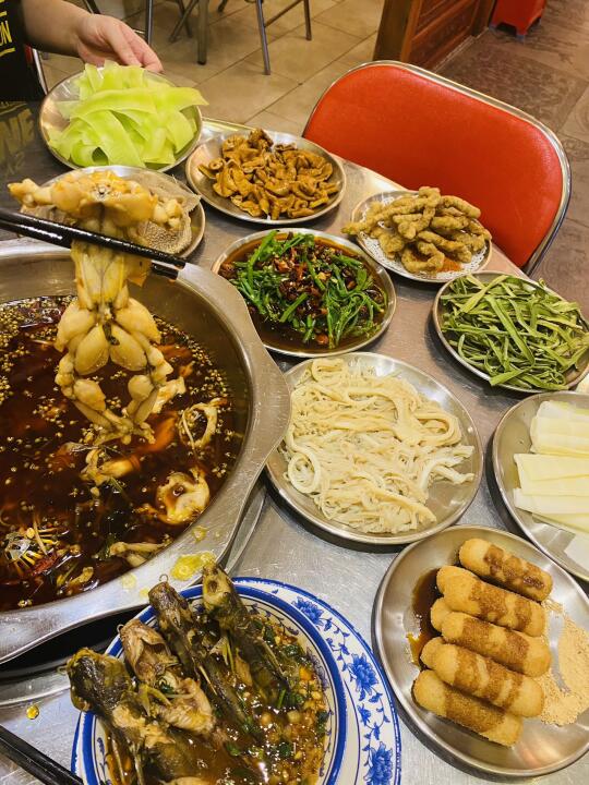 麻辣牛蛙火锅🍲，麻辣鲜香越吃越爱❗️❗