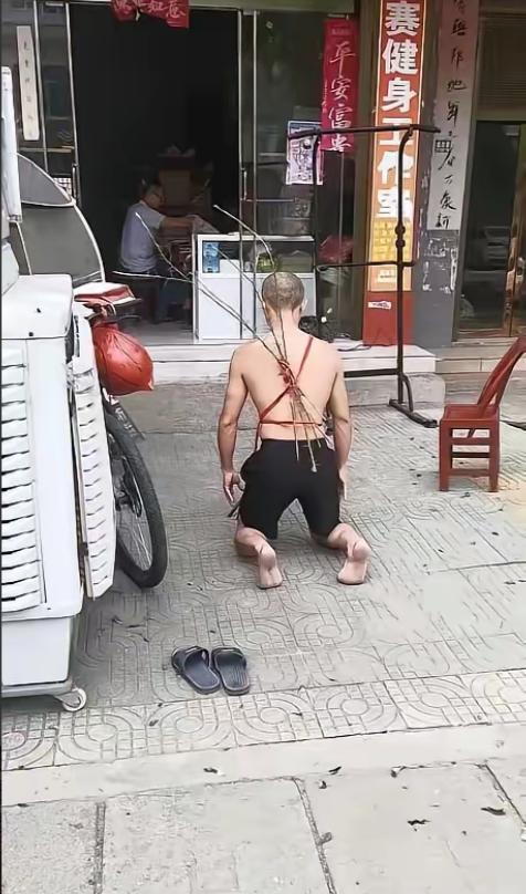 湖北一男子偷了父母30多万去赌博，结果输了个精光。事后，他连续一个月负荆请罪