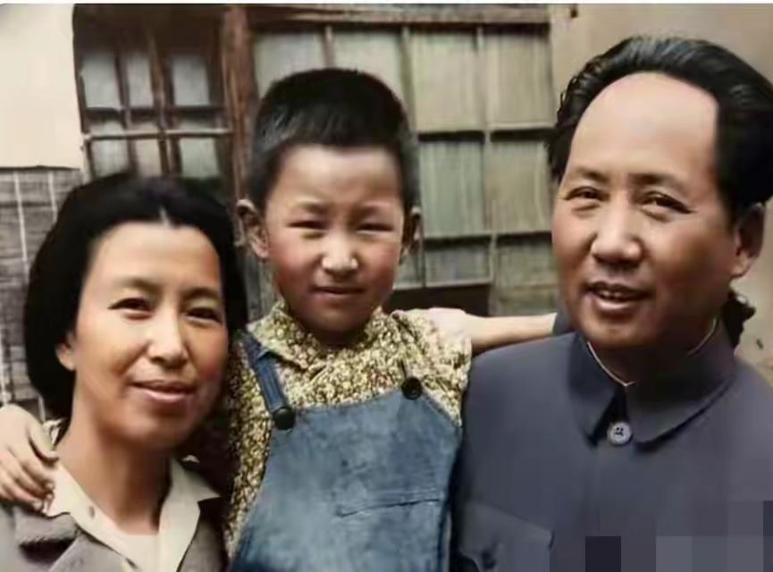 延安窑洞这张老全家福，看完心里久久放不下！一句诗道尽家国深意大伙平时刷历史