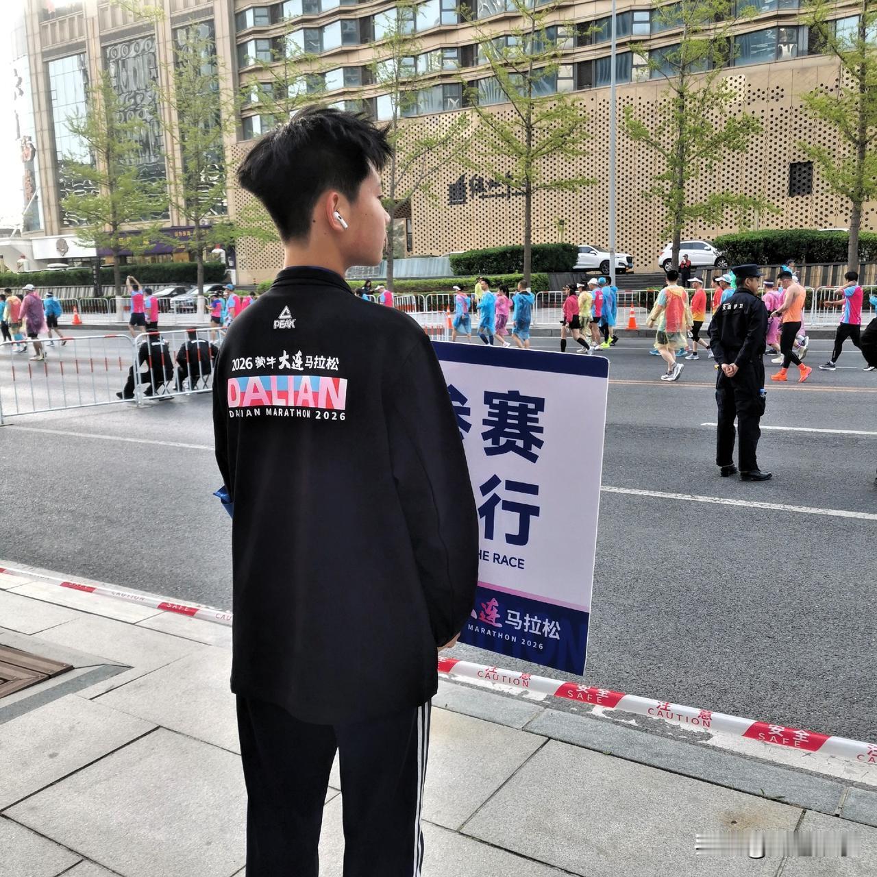 18岁举牌小男生一夜未眠！今天早上，我在马拉松半程赛检录的地方，看见一个1