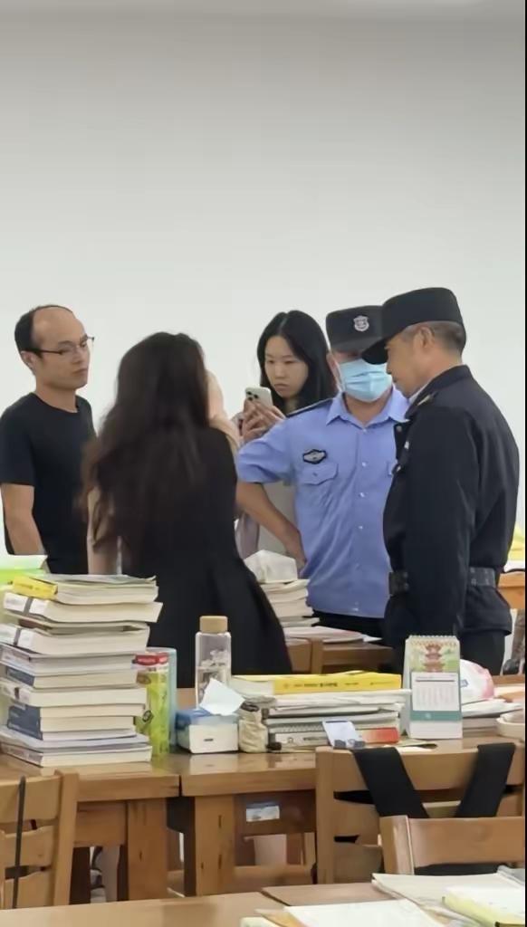 知三当三吗？现在的大学生怎么了？明明知道对方已婚，还去勾引别人，看着女生长的
