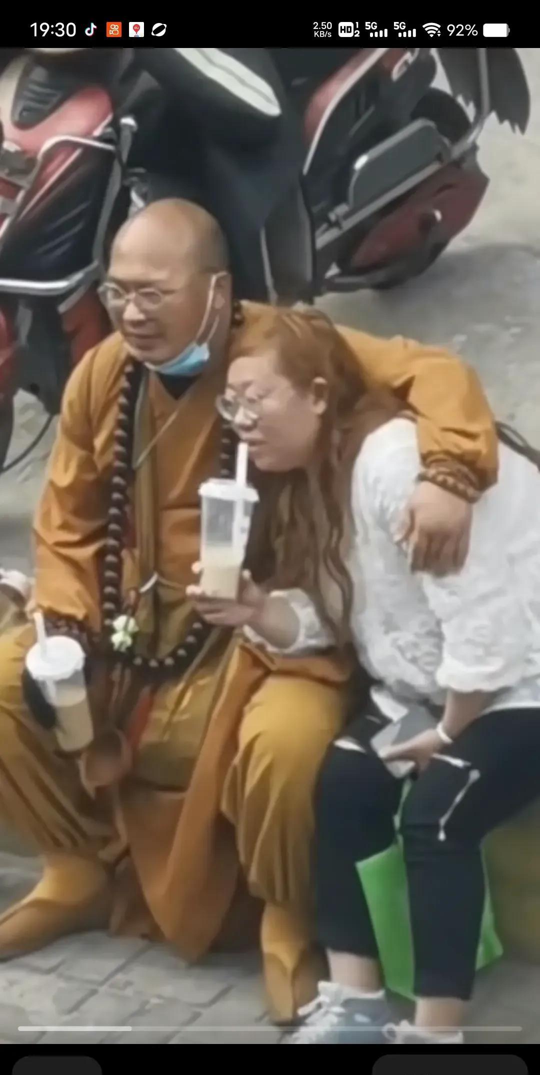 寺庙，僧人，莫测！寺庙，经商，赚钱；贡箱，信徒奉上，收获满满。寺庙僧人，水涨