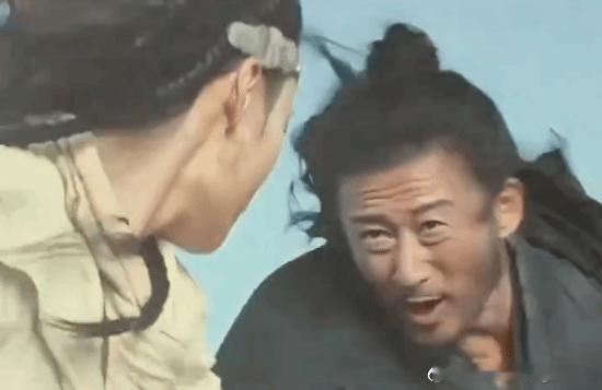 《镖人》电影删吻戏上热搜近日有人爆料，电影《镖人：风起大漠》删除原著漫画中刀马（