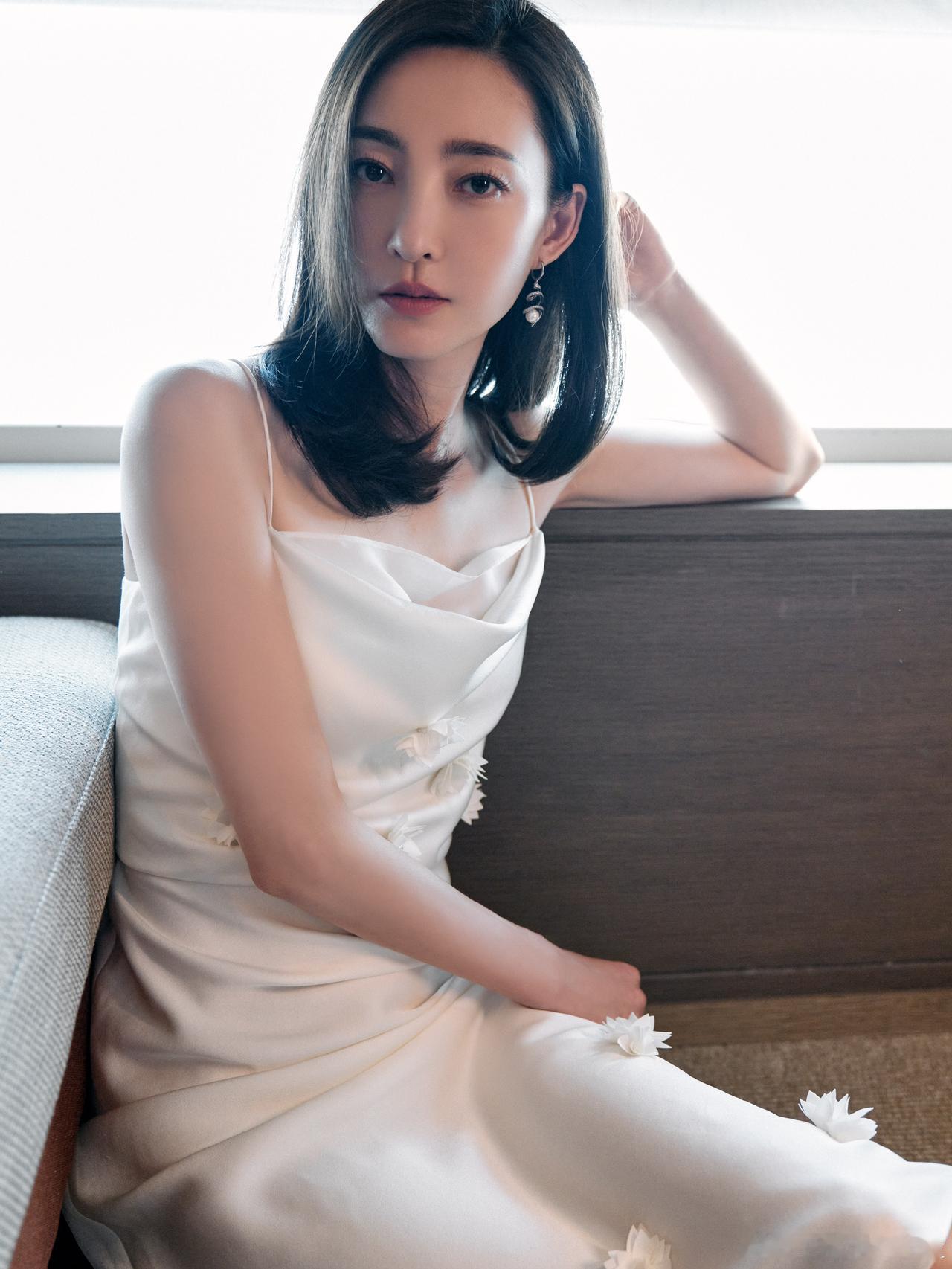 优雅与性感，你会怎么选美女明星穿搭写真