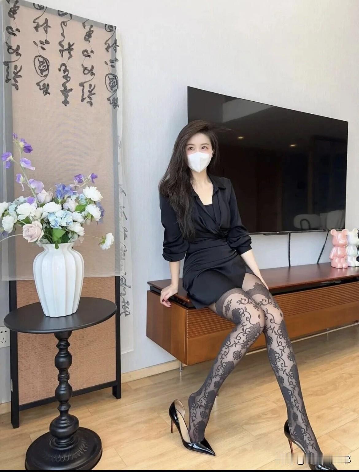 选择一双什么样的高跟鞋好看?解析黑色尖头高跟鞋如何成就一套优雅好看穿搭：1.