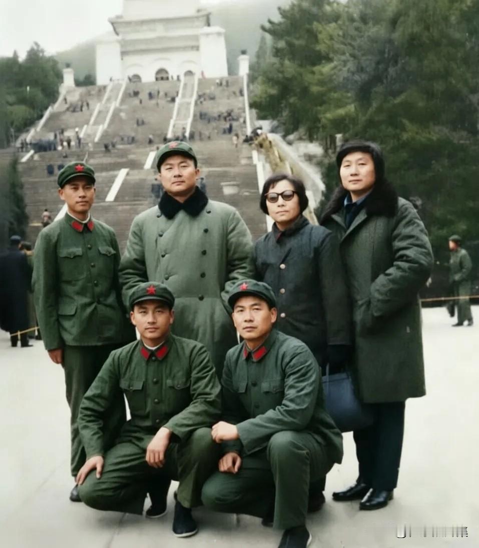 【开国功臣图片故事186】1977年9月，向守志从第二炮兵司令员的岗位上，调任