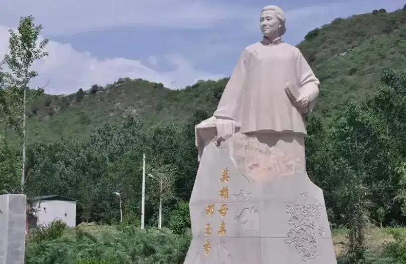 1944年，北京密云。一位母亲突然将棉絮塞进小儿子嘴里，孩子咽气后才放手。谁知，