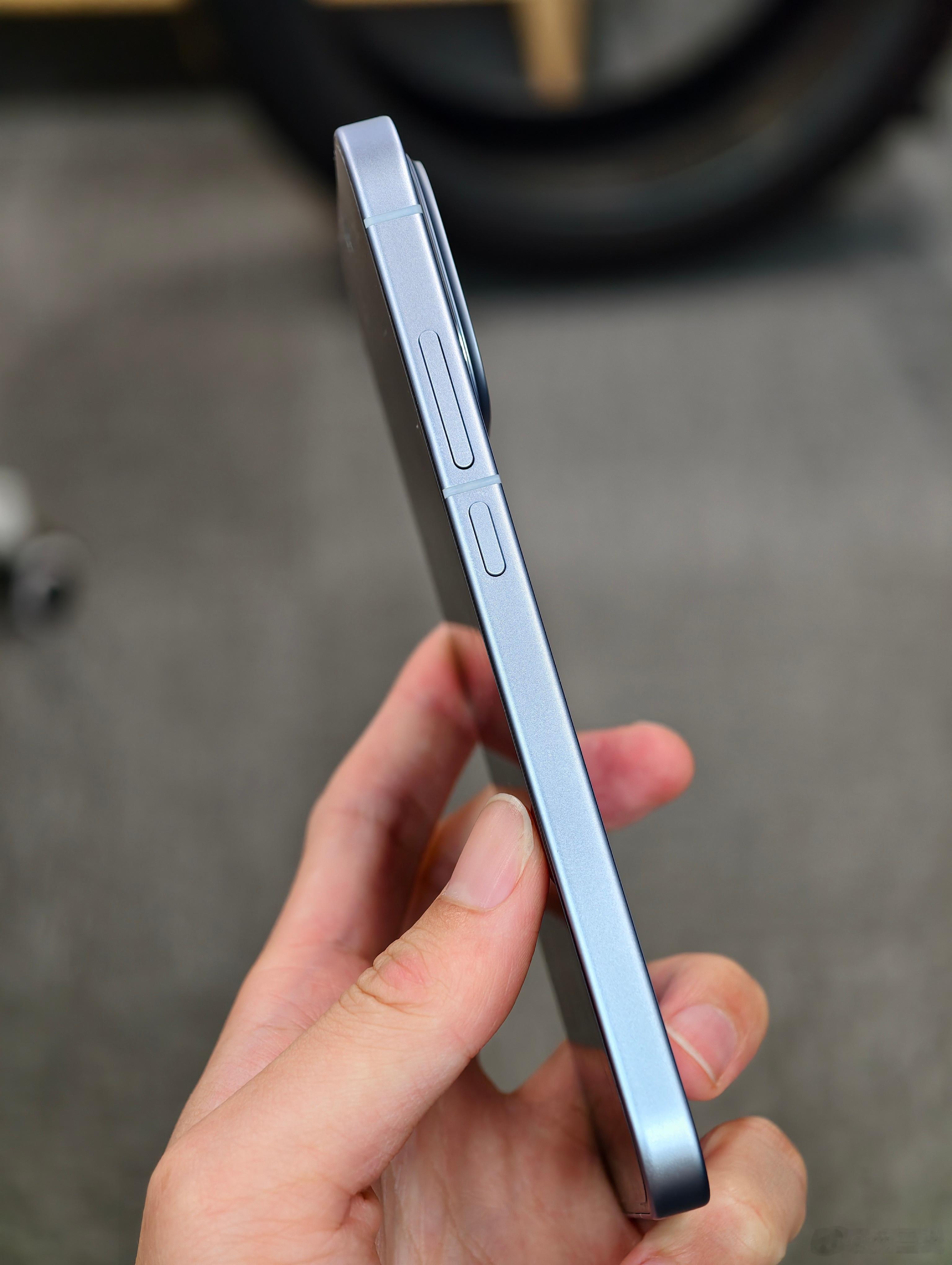 iQOOZ11Turbo我真挺喜欢的，刚到手的时候我就觉得它镜头设计的很好看