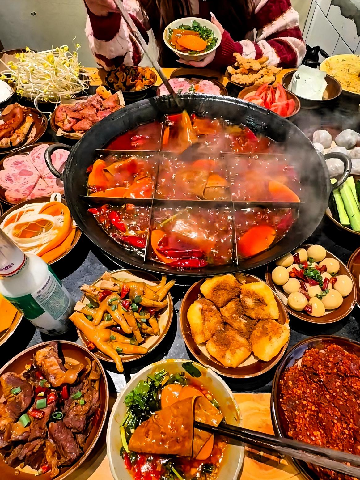 成都这对小情侣，雨夜逆行40分钟，让无数人破防！成都玉林路一家火锅店，一对