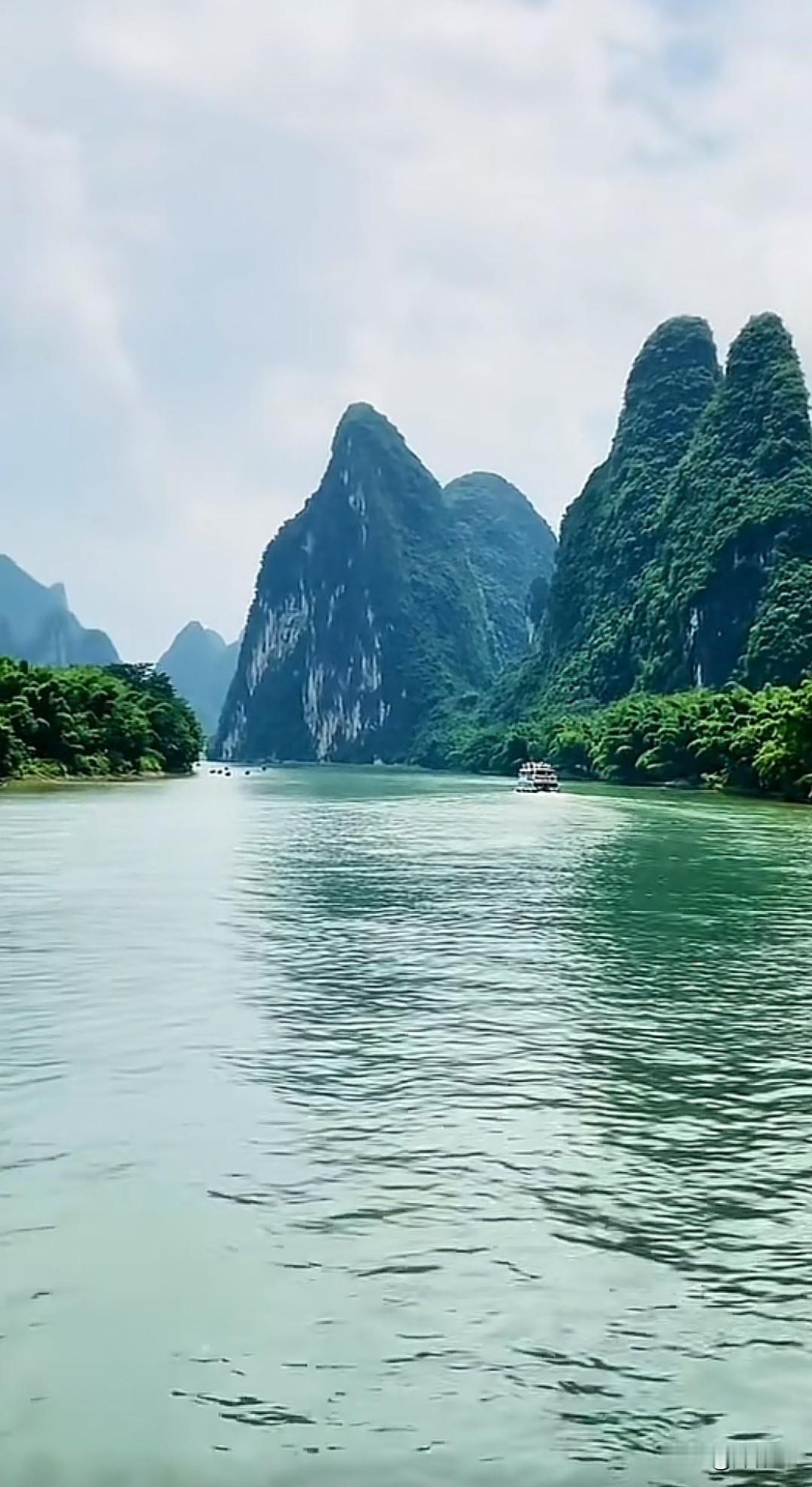 七律·观水影一湾澄鉴涵空色，波面浮光万象轻。云影过梢摇碎玉，山容落水平铺