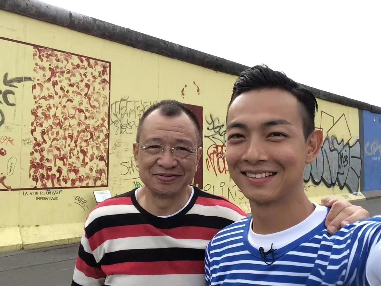 许绍雄的离开,最难过的是他视如己出的儿子梁烈唯吧!这位从12岁起就被许绍雄接纳的