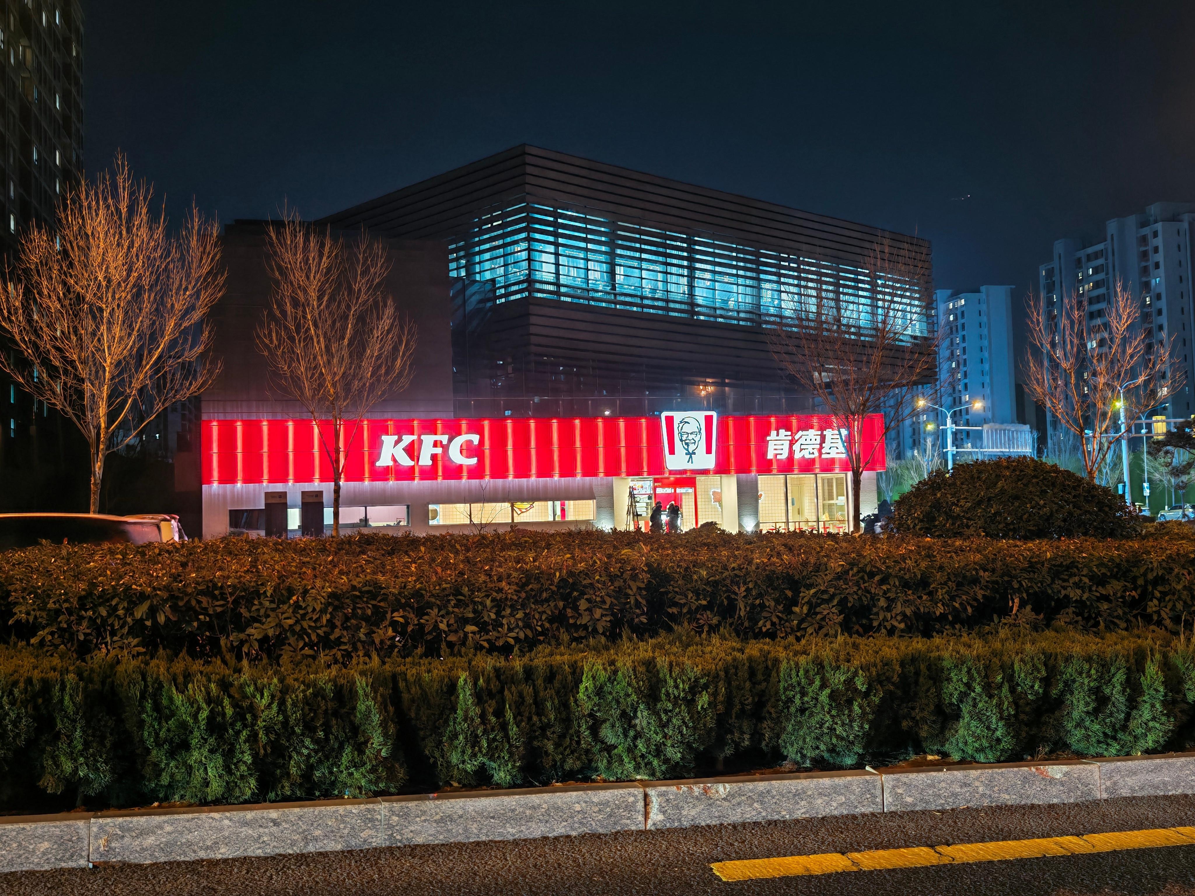 家边上肯德基装修真快。围挡到正式投用好像不超过半个月，出几趟差回来就要开业了，灯