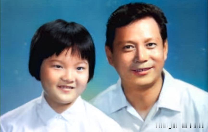 洪晃说，她爸爸洪君彦跟妈妈章含之离婚后，跟她说：“你妈妈不要我了，找了一个大官乔