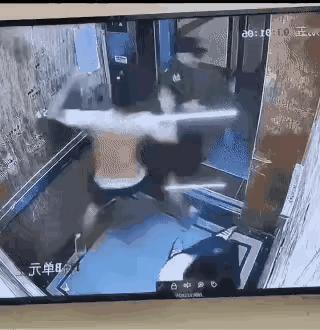 男子喝醉了，在电梯里将女子扑倒在地，保安及时赶到制止暴行，男子被坏了好事，恼羞成