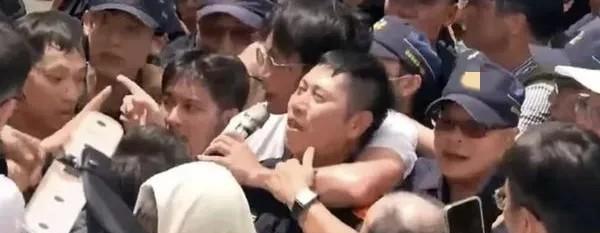 民进党指责民众党主席黄国昌昨天不但率领近千名支持者违法集会游行，在集会时和警方人