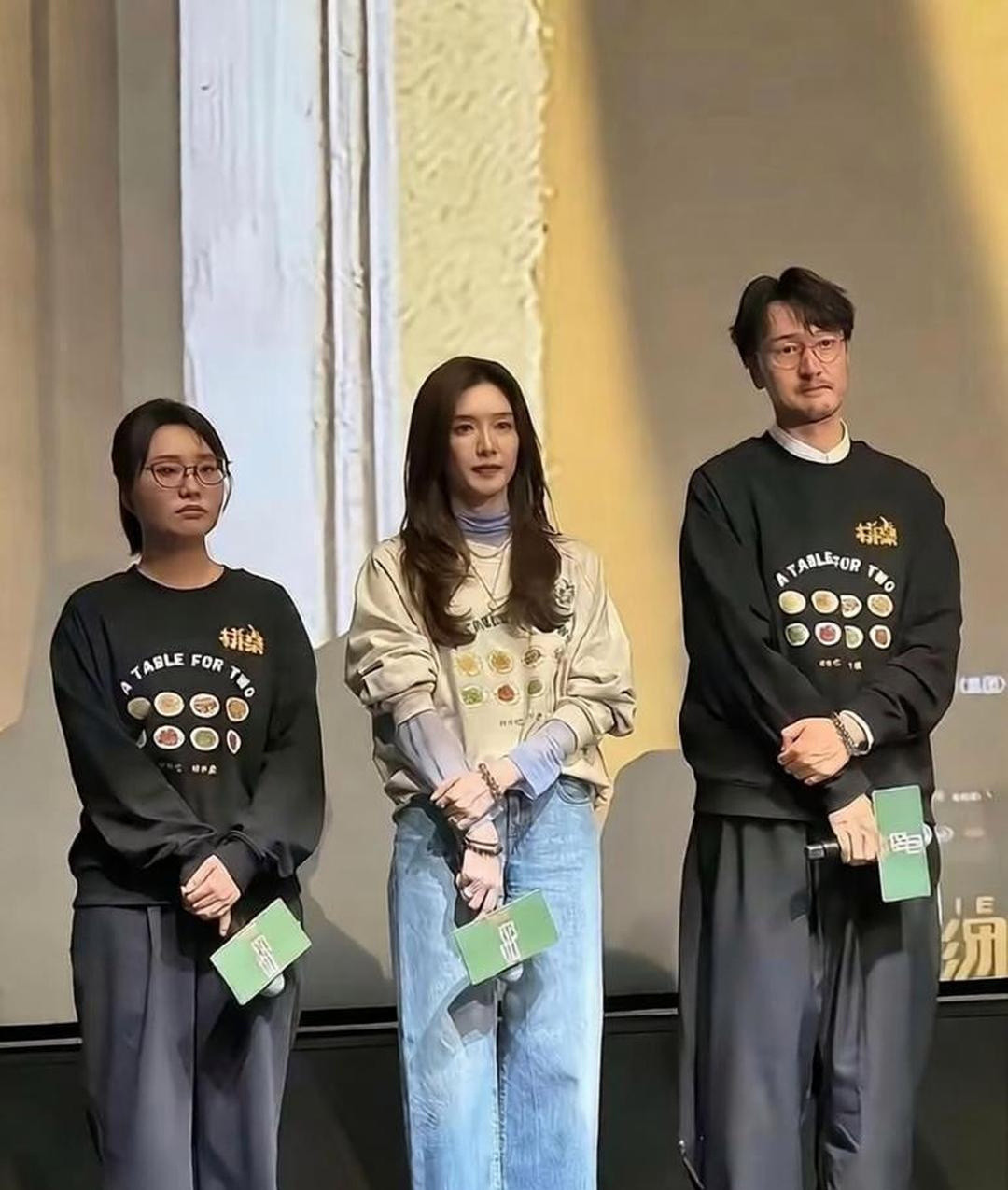同一件卫衣，李雪琴套上就出门，江疏影硬是往里头塞了件高领薄纱,衣角还掖进去半截。