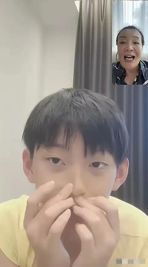 今天一大早，兰姐发布的视频封面，是小箖箖和奶奶兰视频通话时的截图。此时，兰