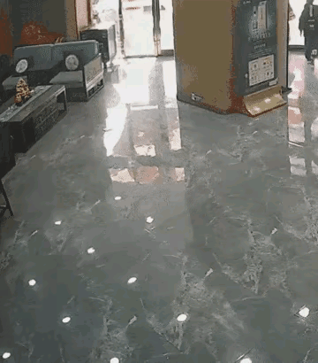 “婚宴锦鲤”栽了！男子5年白吃200+酒席，靠一句万能贺词混成C位，直到新娘闺蜜