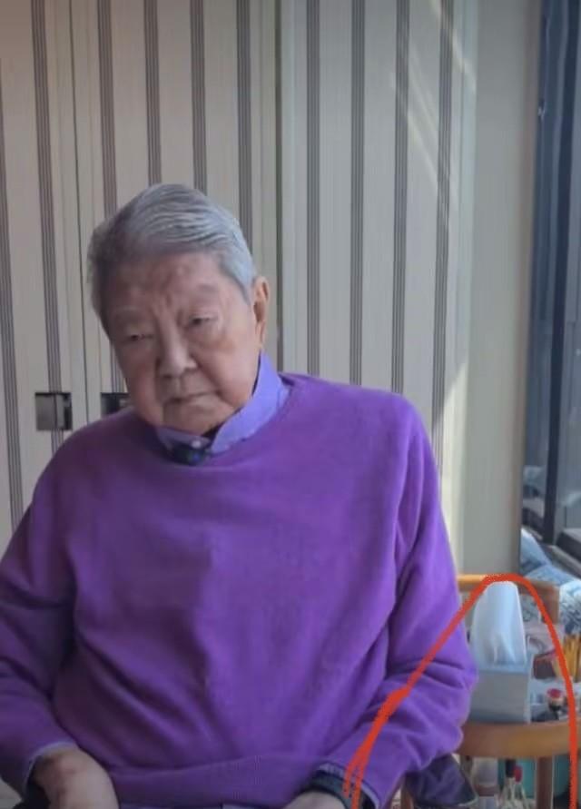 蔡澜入院前，他的秘书晒了一组照片证明他没事，却曝光了蔡澜房间全是瓶瓶罐罐！谁敢
